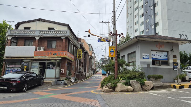 서울 송파구 '마천1구역 재정비촉진계획 변경안'에 따르면 마천우성아파트 정문(오른쪽)과 2m 떨어진 세탁소 부지(왼쪽)에 종교시설이 들어설 예정이다. 사진=전민경 기자
