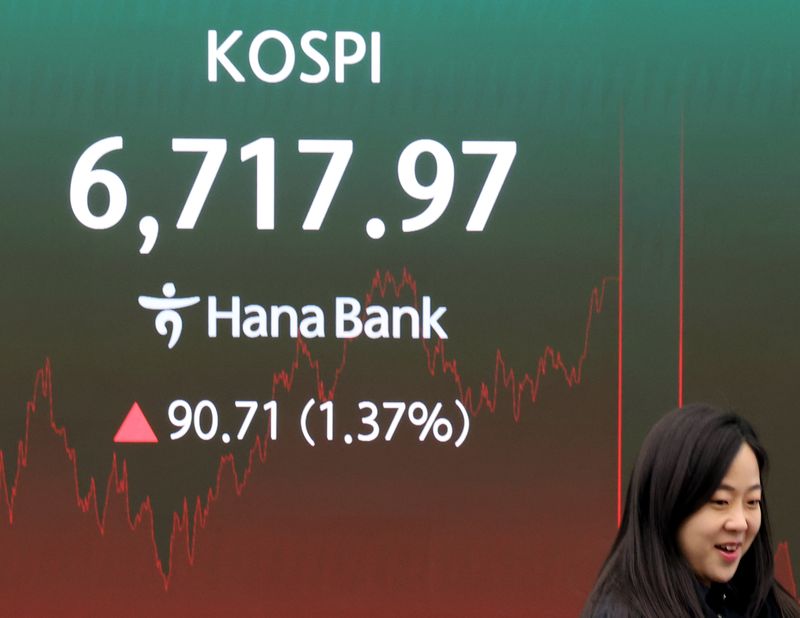 16일 오후 서울 중구 하나은행 딜링룸에서 딜러들이 업무를 하고 있다. 코스피는 전일보다 1.37% 오른 6717.97에 거래를 마쳤다. 사진=뉴시스