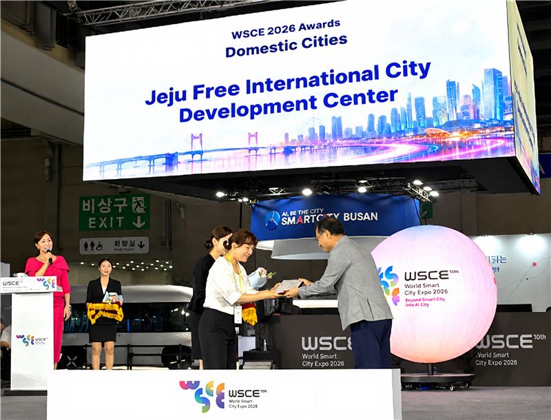 10일 ‘WSCE 2026 어워즈’ 시상식에서 제주국제자유도시개발센터(JDC) 관계자가 국내도시 부문 상패를 들고 있다. JDC는 제주첨단과학기술단지 일대에서 운영한 수요응답형 자율주행 서비스로 수상했다. 사진=JDC 제공