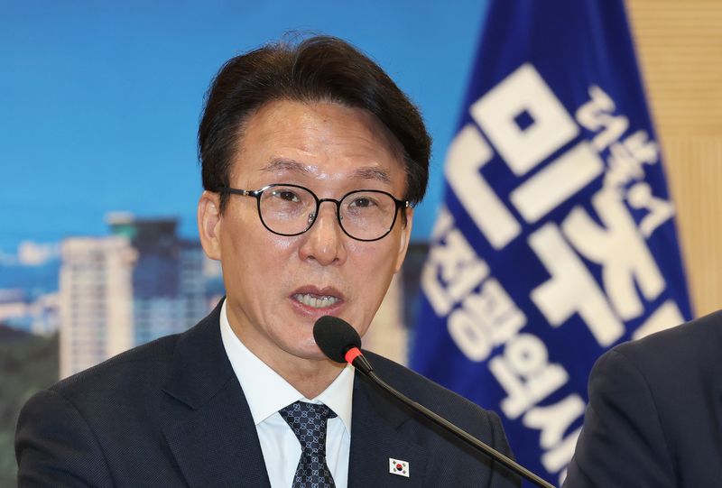 김민석 더불어민주당 대표가 16일 대전시청에서 열린 대전 최고위원회의에서 모두발언을 하고 있다. 뉴스1