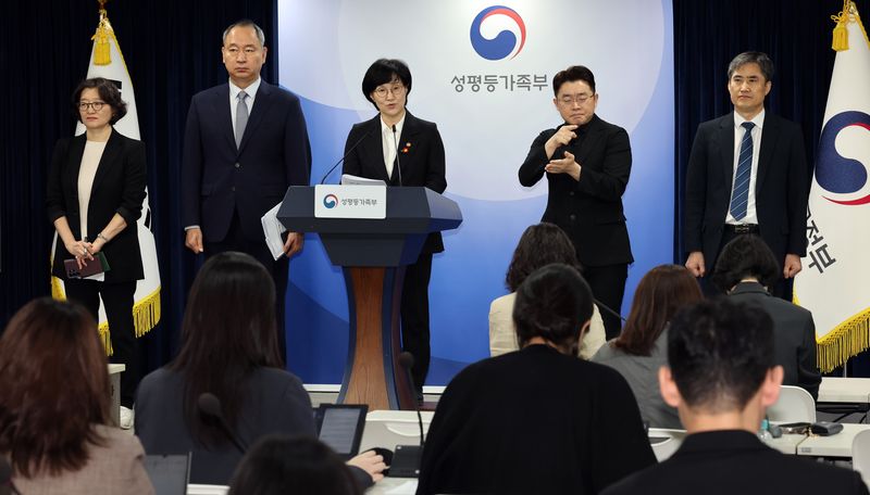 원민경 성평등가족부 장관이 16일 서울 종로구 정부서울청사에서 임신중지 약물 도입 방안을 발표하고 있다. 뉴스1