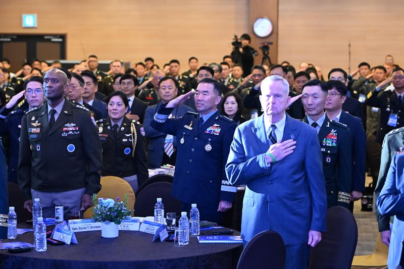 16일 국방컨벤션에서 열린 2026 한미 연합워파이팅 포럼에서(좌측부터) 브런슨 연합사령관, 진영승 합참의장, 벨 전연합사령관, 김성민 연합사 부사령관이 국기에 대한 경례를 하고 있다. 한미연합사 제공