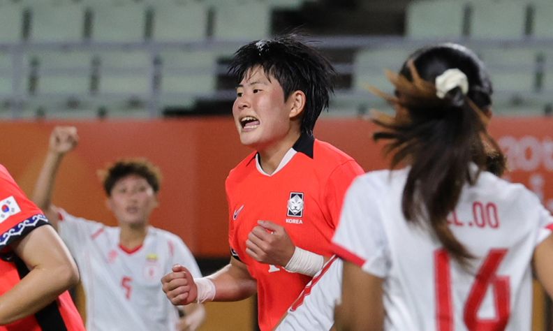 지난 14일 일본 오사카 얀마 스타디움 나가이에서 열린 2026 아이치·나고야 아시안게임 여자 축구 조별리그 1차전 대한민국과 미얀마의 경기에서 한국 김민지가 두번째 골을 넣은 뒤 환호하고 있다. 연합뉴스