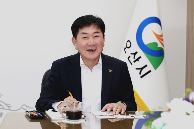 조용호 오산시장이 반도체·AI 기반 확충을 통한 자족도시 도약 및 시정 현안 추진 계획을 설명하고 있다. 오산시 제공