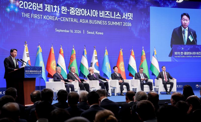 최태원 대한상공회의소 회장(SK 회장)이 16일 서울 웨스틴조선호텔에서 열린 '제1회 한·중앙아시아 비즈니스 서밋'에서 환영사를 하고 있다. 왼쪽부터 최 회장, 샵카트 미르지요예프 우즈베키스탄 대통령, 에모말리 라흐몬 타지키스탄 대통령, 카심조마르트 토카예프 카자흐스탄 대통령, 이재명 대통령, 사디르 자파로프 키르기스스탄 대통령, 세르다르 베르디무함메도프 투르크메니스탄 대통령 연합뉴스