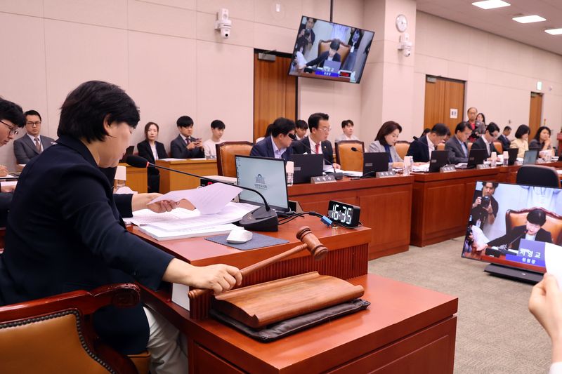서영교 법사위원장이 16일 오후 서울 여의도 국회에서 열린 법제사법위원회 전체회의에서 의사봉을 두드리고 있다. 뉴스1