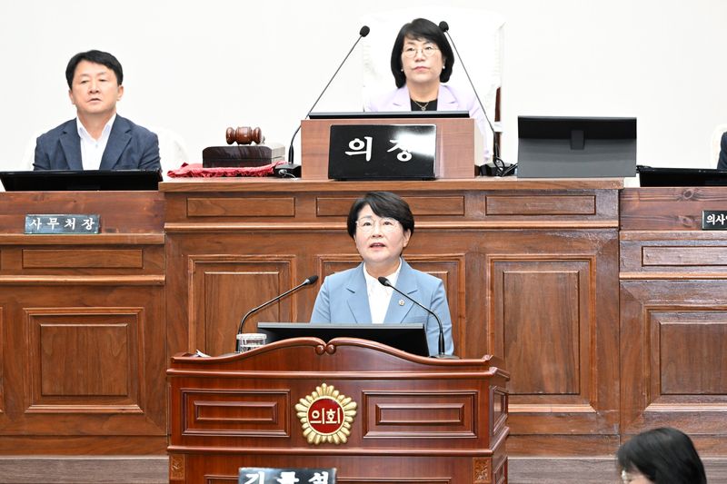 울산시의회 이은주 의원이 16일 열린 울산시의회 제267회 제1차 정례회 제2차 본회의에서 시정질문을 하고 있다. 울산시의회 제공