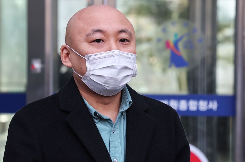 웹툰작가 주호민이 1일 오전 경기 수원시 영통구 수원지방법원에서 취재진의 질문에 답하고 있다. 이날 '주호민 아들 아동학대' 혐의로 기소된 특수교사가 1심에서 벌금 200만원 선고유예를 받았다. 2024.2.1 ⓒ 뉴스1 김영운 기자 /사진=뉴스1