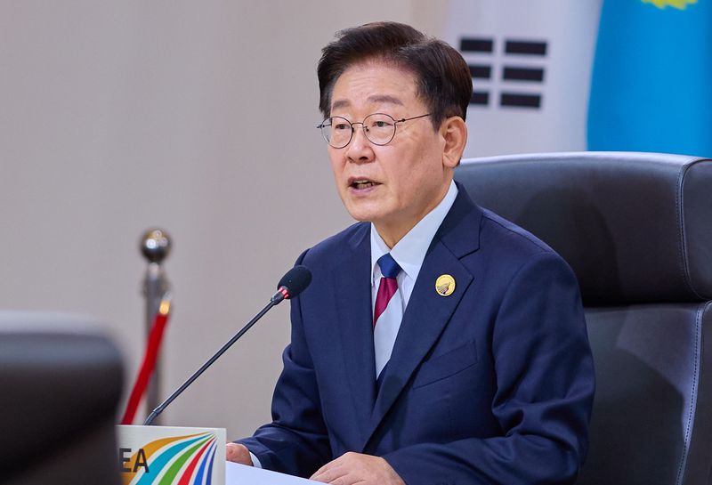 이재명 대통령이 지난 16일 서울 중구 롯데호텔에서 열린 2026년 제1차 한·중앙아시아 정상회의에서 개회사를 하고 있다. 청와대 제공