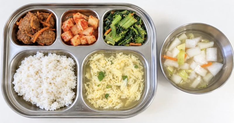 "고기만 유독 쨍하다"…어린이집 급식사진 두고 벌어진 논쟁