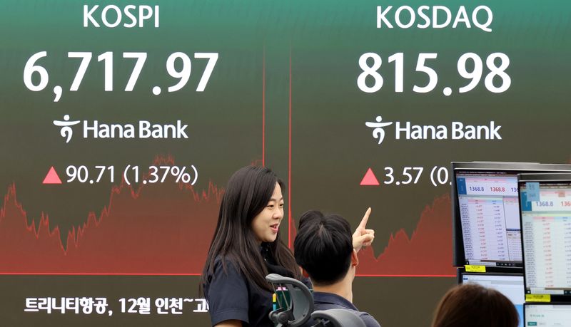 [서울=뉴시스] 박주성 기자 = 16일 오후 서울 중구 하나은행 딜링룸에서 딜러들이 업무를 하고 있다.코스피는 전일보다 1.37% 오른 6717.97에 거래를 마쳤고 코스닥 지수는 전일보다 3.57포인트(0.44%) 오른 815.98에 거래를 마쳤다. 2026.09.16. park7691@newsis.com