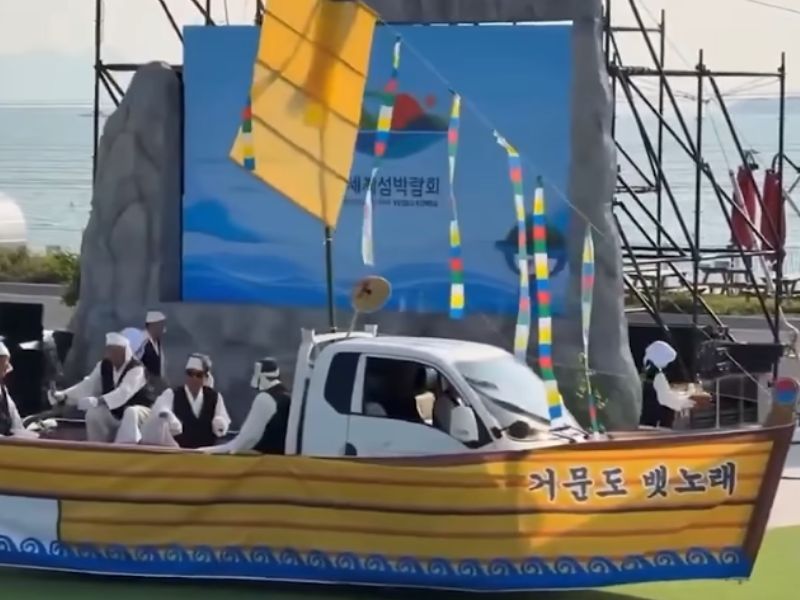 1t 트럭에 배 모양 천을 두르고 돛을 단 채 진행된 '거문도 뱃노래' 공연 장면. /사진=유튜브