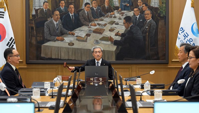 한국은행은 17일 미국 연방준비제도(Fed·연준)의 금리 인상 단행과 관련해 향후 연준의 통화정책 기조가 긴축적일 것으로 예상하며, 국내 금융·외환시장에 미칠 상황을 면밀히 점검하겠다고 밝혔다. 사진은 지난달 27일 한국은행에서 열린 금융통화위원회 회의 모습. 뉴시스