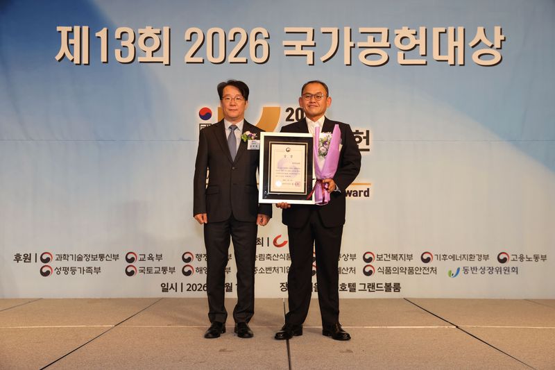 박상헌 한국청과 대표(오른쪽)가 지난 15일 서울 마포구 서울가든호텔에서 열린 '제13회 2026 국가공헌대상' 시상식에서 ESG경영부문 농림축산식품부 장관상을 받은 뒤 기념촬영을 하고 있다. 한국청과 제공