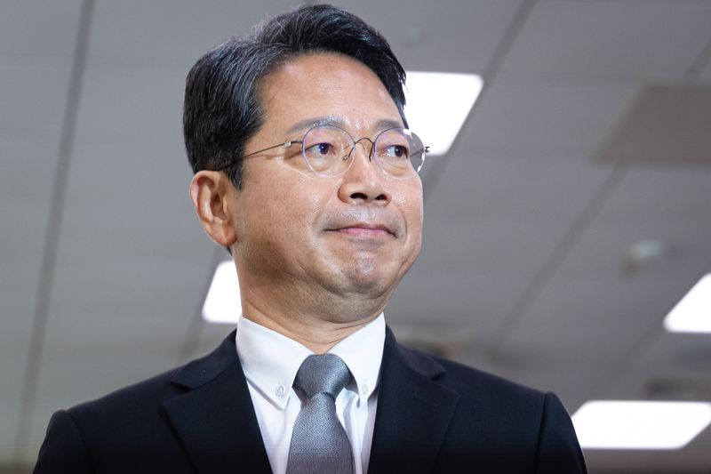 김승원 법무부 장관 후보자가 15일 서울 여의도 국회 법제사법위원회 인사청문회에 출석해 선서문을 서영교 위원장에게 전달한 후 자리로 이동하고 있다. 뉴스1
