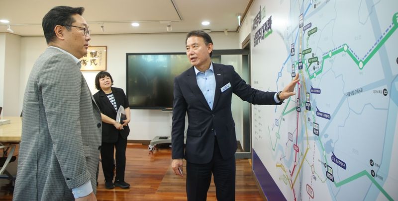 최현덕 남양주시장(오른쪽)이 16일 한석우 KOTRA 경기북부지원본부장과 왕숙지구 기업·투자 유치 방안을 논의하고 있다. 남양주시 제공
