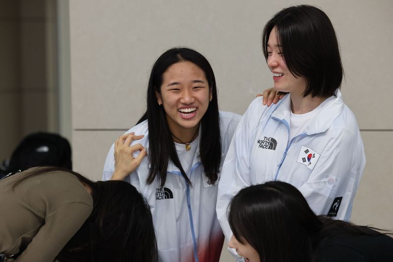 대한민국 배드민턴 국가대표팀 안세영이 2026 아이치·나고야 아시안게임 개막을 이틀 앞둔 17일 오전 인천국제공항에서 일본으로 출국하기 앞서 팬들과 대화를 나누고 있다. 뉴스1