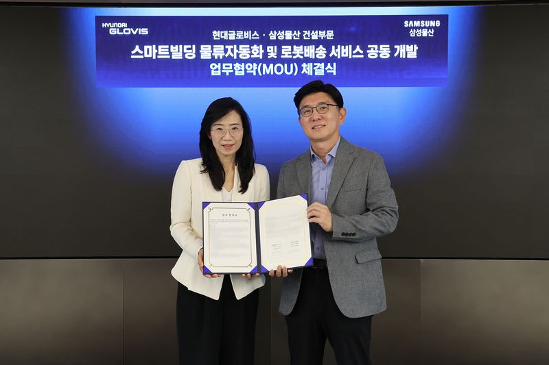 한규헌 현대글로비스 미래혁신기술센터장(오른쪽)과 조혜정 삼성물산 DxP본부장이 16일 현대글로비스 본사에서 ‘스마트빌딩 물류자동화 및 로봇배송 서비스 공동 개발과 관련한 업무협약(MOU)'을 맺고 기념촬영을 하고 있다. 현대글로비스 제공