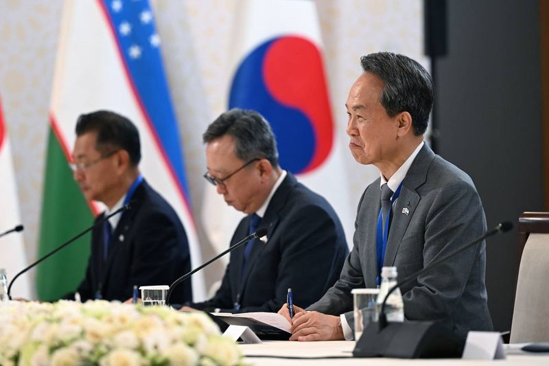 지난 15일 개최된 우즈베키스탄 투자산업무역부와의 비즈니스 라운드테이블에서 진옥동 신한금융그룹 회장(오른쪽부터), 정상혁 신한은행장이 면담을 진행하고 있다. 신한금융그룹 제공