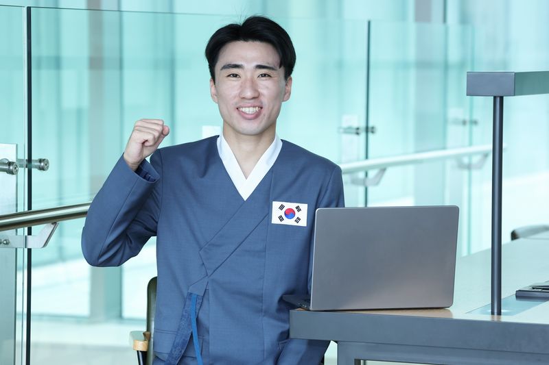LG유플러스는 배주혁 기술책임이 국제기능올림픽 클라우드컴퓨팅 종목 한국 대표팀 감독 및 국제지도위원으로 발탁됐다고 17일 밝혔다. 사진은 중국 상하이에서 열리는 제48회 국제기능올림픽(WorldSkills Shanghai 2026) 클라우드컴퓨팅 종목 국제지도위원으로 참가하는 LG유플러스 UCube DAX팀 소속 배 책임. LG유플러스 제공