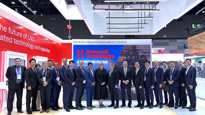 지난 16일 태국 방콕에서 열린 '가스텍(Gastech) 2026'에서 삼성E&A와 하니웰 테크놀로지스 관계자들이 기념사진을 촬영하고 있다. 이날 삼성E&A가 선보인 'LNG 모듈 패키지'는 하니웰 테크놀로지스의 단일 혼합 냉매 액화 기술을 기반으로, 삼성E&A의 차별화된 모듈 기술을 결합한 것이 특징이다.