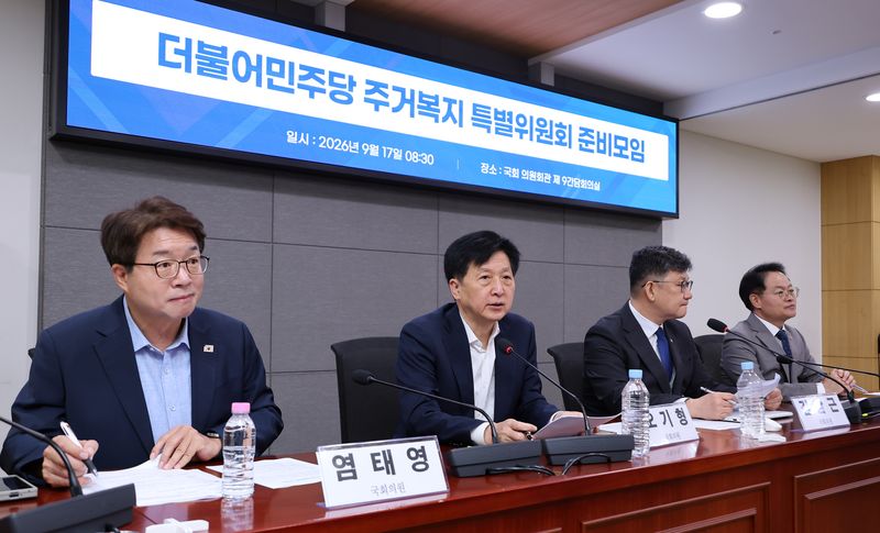 오기형 더불어민주당 의원(왼쪽 두 번째)이 17일 국회 의원회관에서 열린 '주거복지 특별위원회' 준비모임에서 발언하고 있다. 왼쪽부터 염태영, 오기형, 김남근, 허영 의원. 연합뉴스