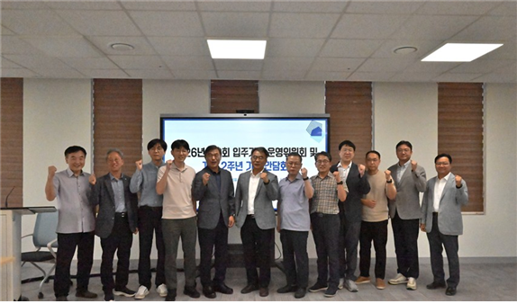 지난 16일 최형욱 행복청 차장(왼쪽 여섯번째)이 세종공동캠퍼스 개교 2주년 간담회에 참석해 참석자들과 기념촬영을 하고 있다. 행복청 제공