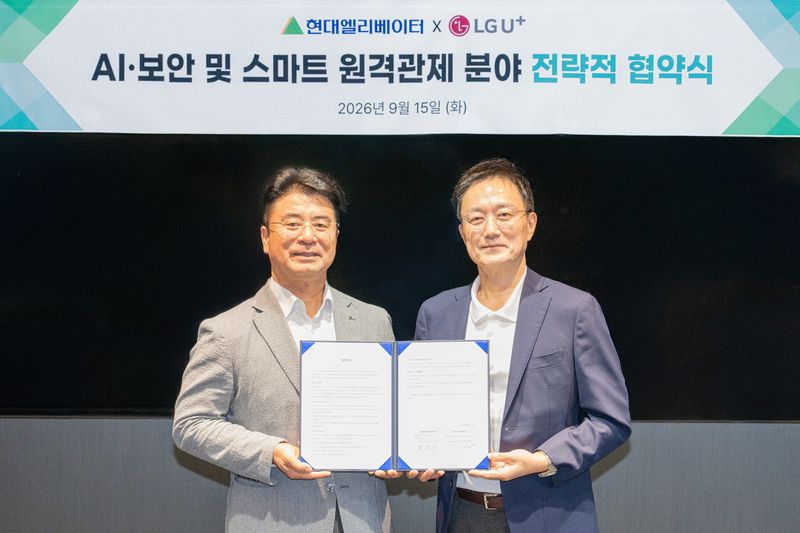 지난 15일 서울 종로구 현대그룹빌딩에서 열린 '스마트 원격관제 플랫폼을 위한 무선서비스 및 AI·보안 분야 협력을 위한 업무협약식'에서 임장혁 LG유플러스 엔터프라이즈고객그룹장(오른쪽)과 최석규 현대엘리베이터 서비스사업본부장이 기념사진을 촬영하고 있는 모습. LG유플러스 제공