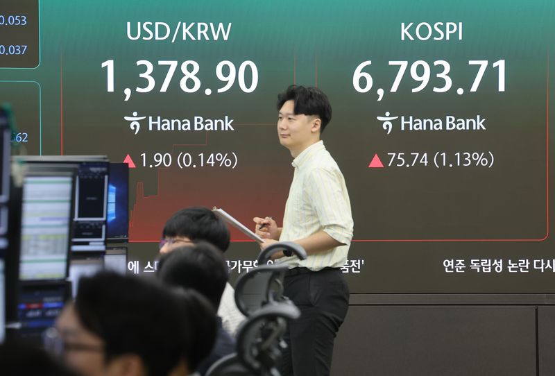 17일 서울 중구 하나은행 딜링룸 전광판에 원달러 환율과 코스피가 표시돼 있다. 연합뉴스 제공