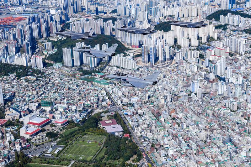 공군과 프랑스 항공우주군은 지난 15일부터 17일까지 청주기지에서 연합공중훈련을 실시하고 있다. 사진은 우리 공군 F-35A 전투기(뒤쪽 3대)와 프랑스 항공우주군 라팔(Rafale) 전투기(앞쪽 2대)가 16일 6·25전쟁에 참전한 프랑스 용사들을 추모하며 부산 유엔기념공원 상공에서 추모·우정비행을 하고 있다. 공군 제공