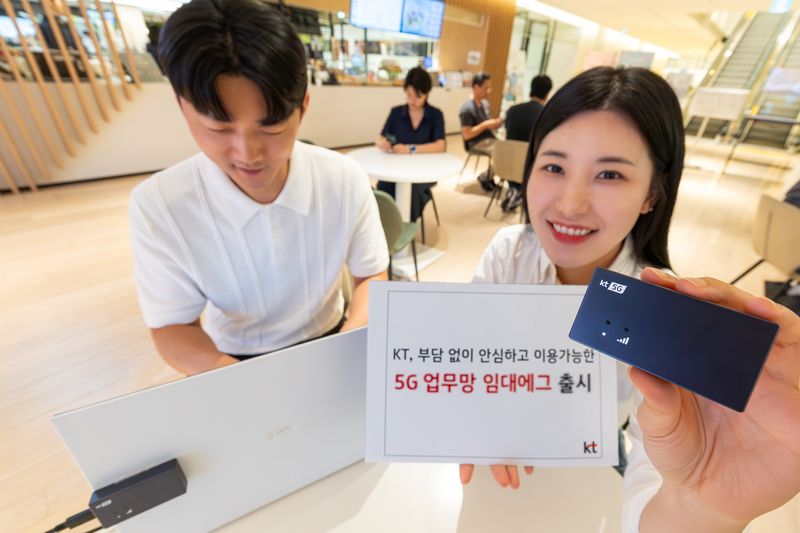 KT 모델이 '5G 업무망 임대에그'를 소개하는 모습. KT 제공