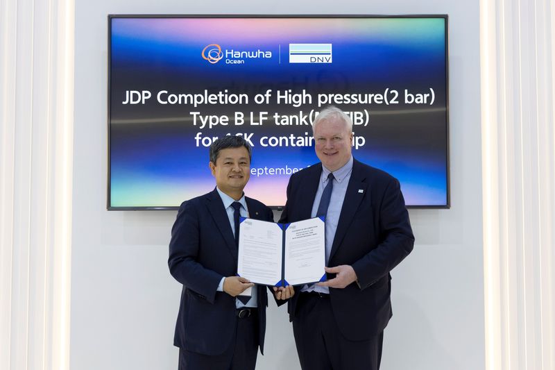 태국에서 열린 가스텍 2026에서 한화오션 상선사업부장 강상돈 전무(왼쪽) DNV 비달 돌로넨 한국·일본 지사 대표이사가 고압 LNG 연료탱크 공동개발 프로젝트를 완료하고 기념촬영을 하고 있다. 사진=한화오션 제공
