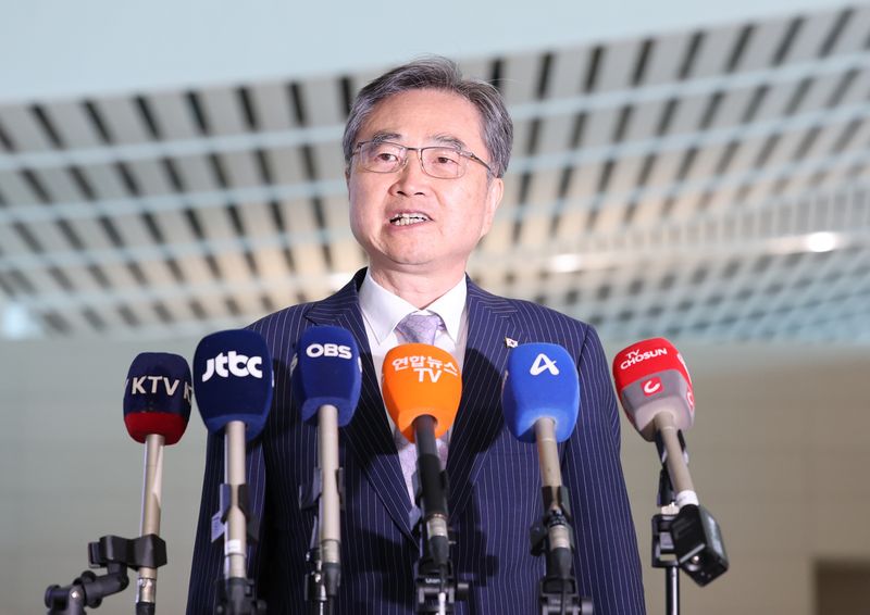 조현 외교부 장관이 17일 인천 영종도 인천국제공항 제2여객터미널에서 한미 외교장관회담을 위해 출국하며 취재진의 질문에 답하고 있다. 연합뉴스