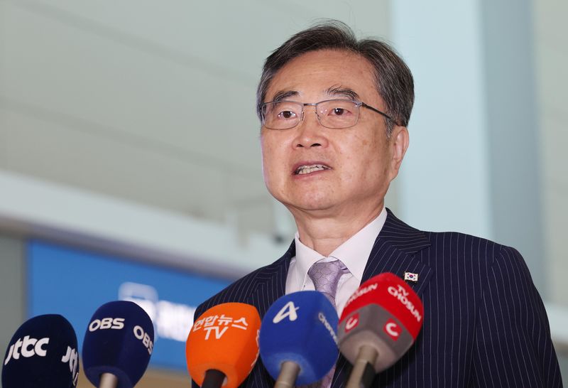 조현 외교부 장관이 한미 외교장관 회담을 위해 17일 인천국제공항 제2여객터미널을 통해 워싱턴DC로 출국하기 앞서 취재진 질문에 답하고 있다. 뉴시스