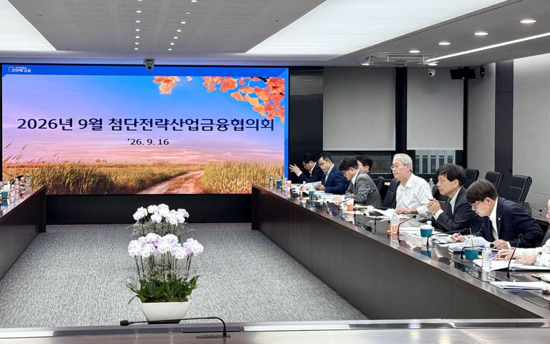지난 16일 서울 중구 우리금융 본사에서 임종룡 우리금융 회장(오른쪽 세번째)이 '9월 첨단전략산업금융협의회'에서 당부의 말을 전하고 있다. 우리금융그룹 제공