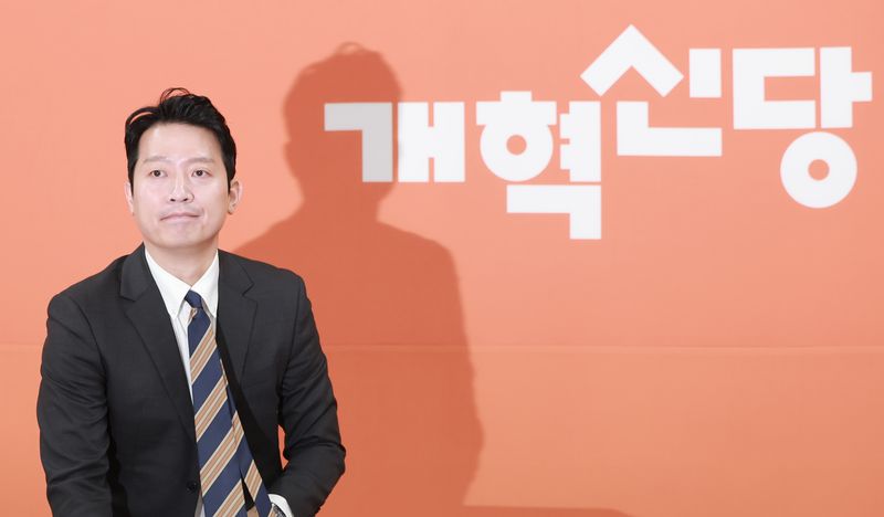 이기인 개혁신당 비상대책위원장이 17일 국회에서 첫 번째 당 쇄신안 발표를 위해 자리로 향하고 있다. 연합뉴스