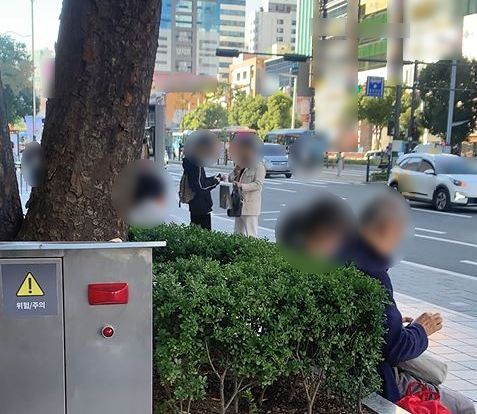 보이스피싱 피해 현금 수거 장면. 부산경찰청 제공