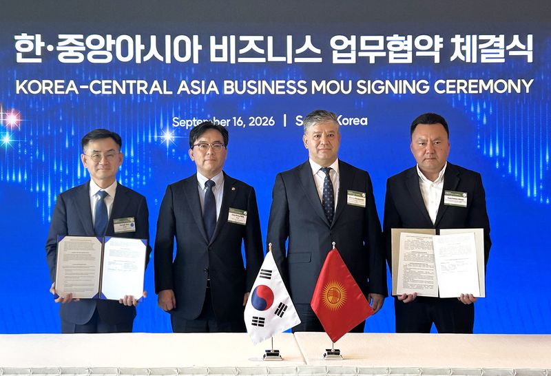 16일 서울 웨스틴조선호텔에서 열린 '2026년 제1차 한-중앙아시아 비즈니스 서밋'에서 안성일 KTC 원장, 박정성 산업통상부 통상교섭본부장, 라브샨벡 사비로프 키르기스스탄 대통령 산하 국가투자청장, 카이르베코프 알마즈 다미르베코비치 키르기스스탄 할랄산업개발센터장(왼쪽부터) 이 할랄상호인정 협력 협약을 체결하고 기념촬영을 하고 있다. KTC 제공.