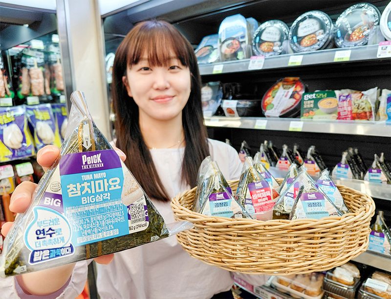 CU 모델이 연수를 사용한 삼각김밥 제품을 소개하고 있다. BGF리테일 제공