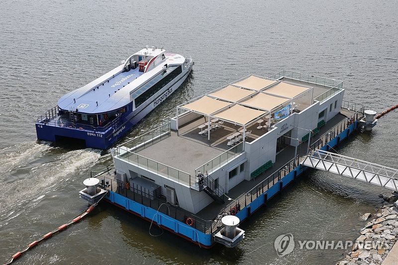 서울 한강 선착장을 떠나는 한강버스. 연합뉴스