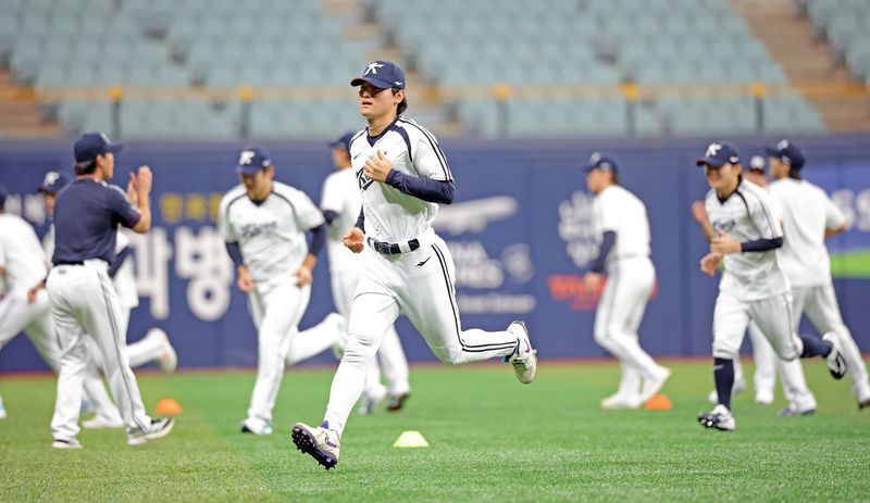 김도영이 15일 서울 구로구 고척스카이돔에서 열린 2026 아이치·나고야 아시안게임 야구 대표팀 공개훈련에서 워밍업을 하고 있다. 뉴시스