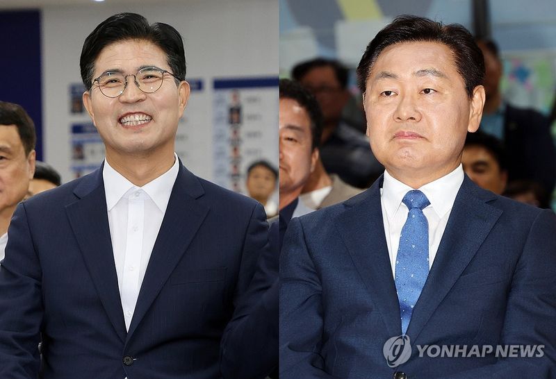 이원택 전북특별자치도지사(왼쪽)와 김관영 전 도지사. 연합뉴스
