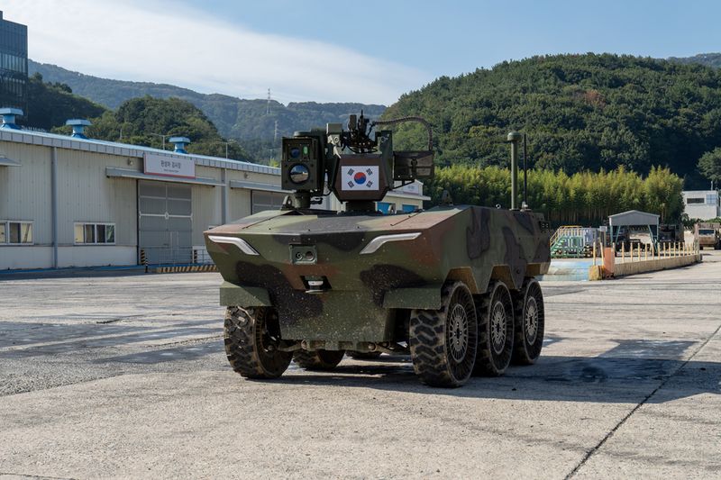 지난 14일 한화에어로스페이스 창원2사업장 성능시험장에서 다목적 무인차량 아리온스멧이 병사 추종 기동을 시연하고 있다. 한화에어로스페이스 제공
