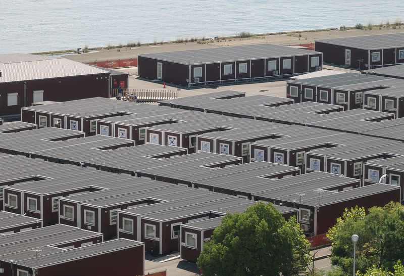 2026 아이치·나고야 아시안게임 개막을 이틀 앞둔 17일 일본 나고야항 인근에 조성된 컨테이너형 목조 조립식 숙소 단지에 태극기가 걸려 있다. 연합뉴스