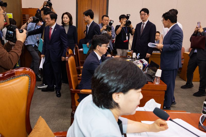 국회 법제사법위원회 국민의힘 위원들이 17일 서울 여의도 국회에서 열린 제439회 국회(정기회) 법제사법위원회 제5차 전체회의에서 김승원 법무부 장관 후보자 인사청문경과보고서 채택의 건이 상정된 것에 반발, 퇴장하고 있다. 뉴스1