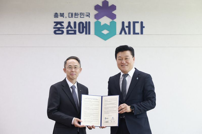 황기연 한국수출입은행장(왼쪽)과 신용한 충북도지사가 17일 충북 청주 충북도청에서 열린 '충청권 성장엔진 육성과 지역 균형성장 지원을 위한 포괄적 금융협력 협약식'에서 기념사진을 찍었다. 한국수출입은행
