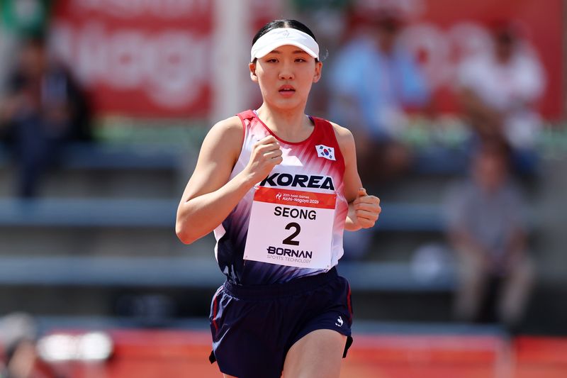 17일 일본 아이치현 안조 스포츠파크에서 열린 2026 아이치·나고야 아시안게임 근대5종 여자 개인 준결승 레이저런 경기에서 한국 성승민이 역주하고 있다. 연합뉴스