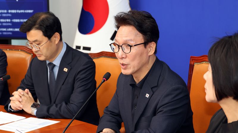 더불어민주당 김민석 대표가 17일 국회에서 열린 미디어 공공성 강화 TF 첫 회의에서 인사말을 하고 있다. 사진=서동일 기자