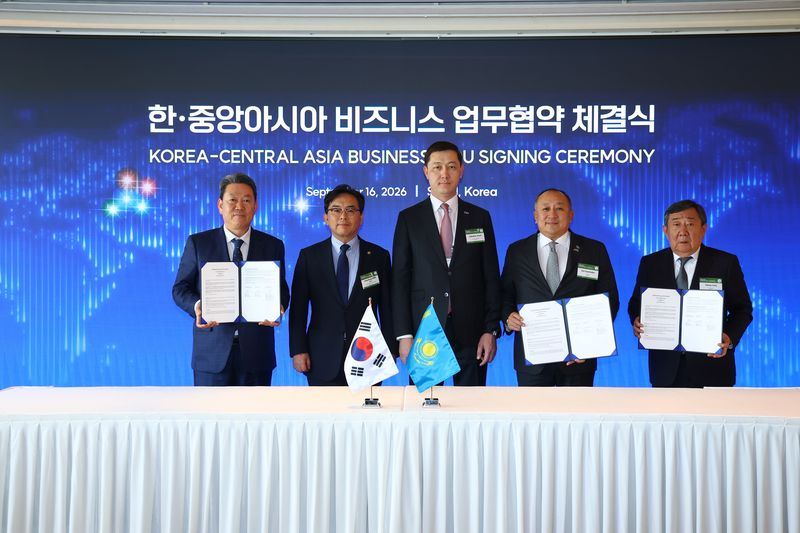 서강현 현대차그룹 기획조정담당 사장(왼쪽 첫번째)이 지난 16일 제1차 한-중앙아시아 비즈니스 서밋에서 박정성 산업통상자원부 통상교섭본부장(왼쪽 두번째부터), 아르닥 제베셰프 카자흐스탄 외교부 투자위원회 위원장, 알라타우 비야체슬라프 킴 유나이티드 그룹 회장, 최유리 카스피안 그룹 회장과 알라타우 시티 프로젝트 추진을 위한 협약을 체결한 뒤 기념촬영을 하고 있다. 현대차그룹 제공