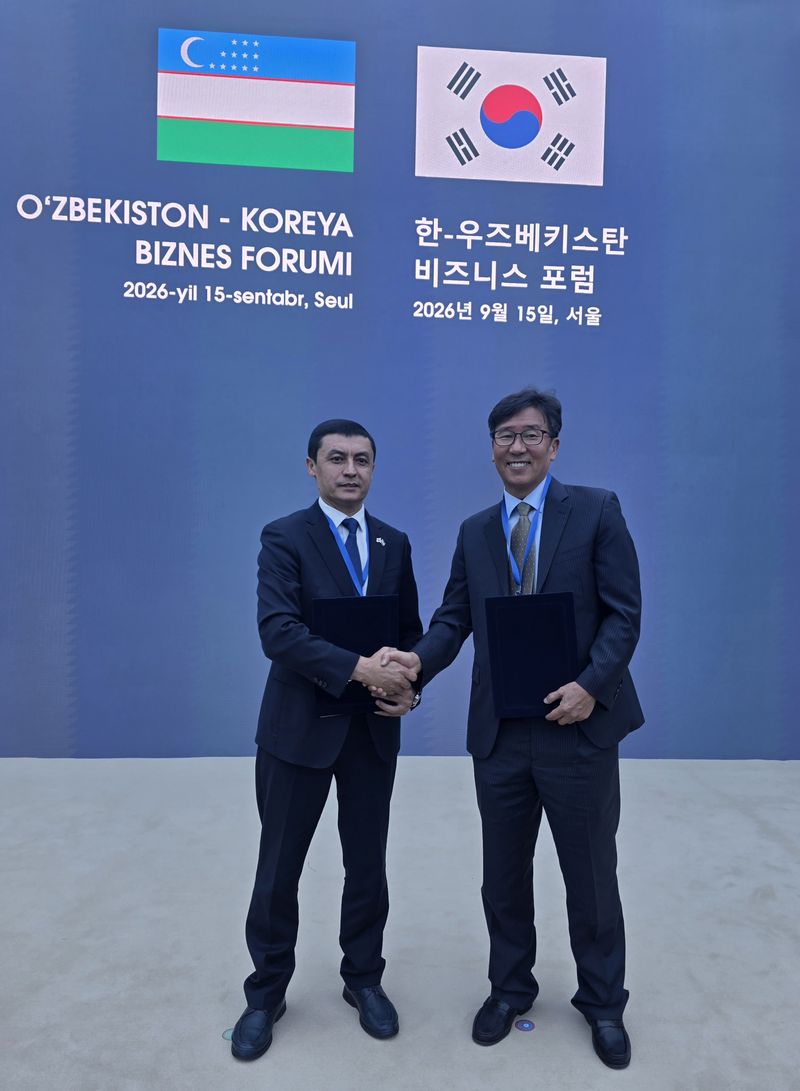 한-우즈베키스탄 경제인연합회 회장인 다산디엠씨 김장식 대표(왼쪽)가 우즈베키스탄 국가경제협력협회 회장과 기념촬영을 하고 있다. 다산디엠씨 제공